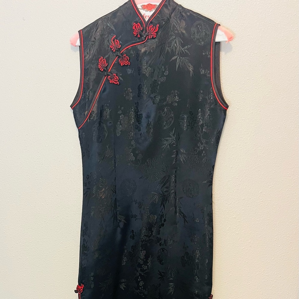 Elegant Black and Red Sleeveless Cheongsam